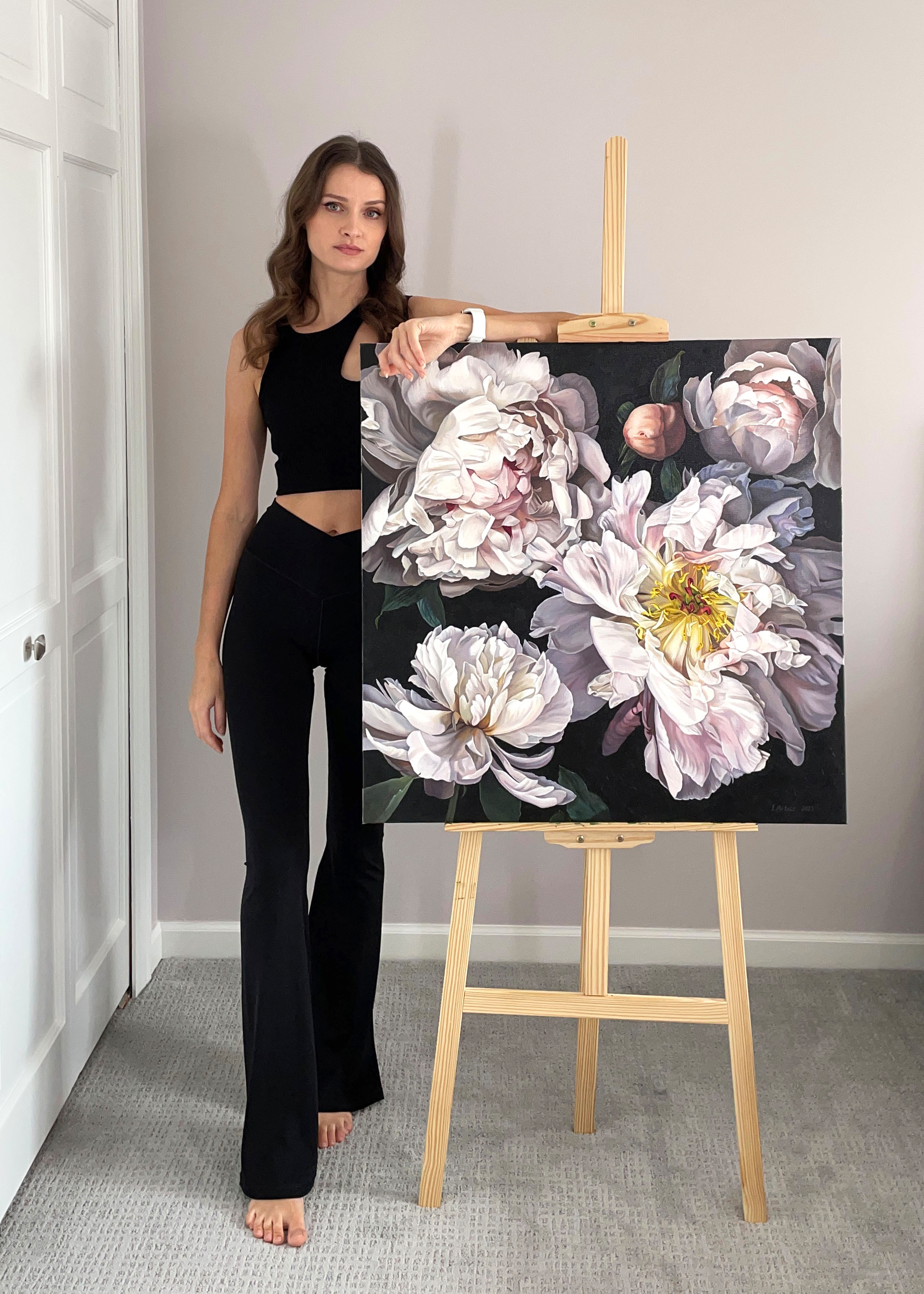 Explore Artus' captivating oil paintings, showcasing the beauty of nature and floral motifs.